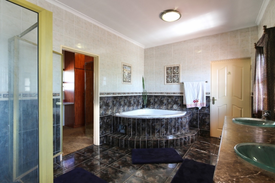 To Let 6 Bedroom Property for Rent in Sunset Beach Western Cape